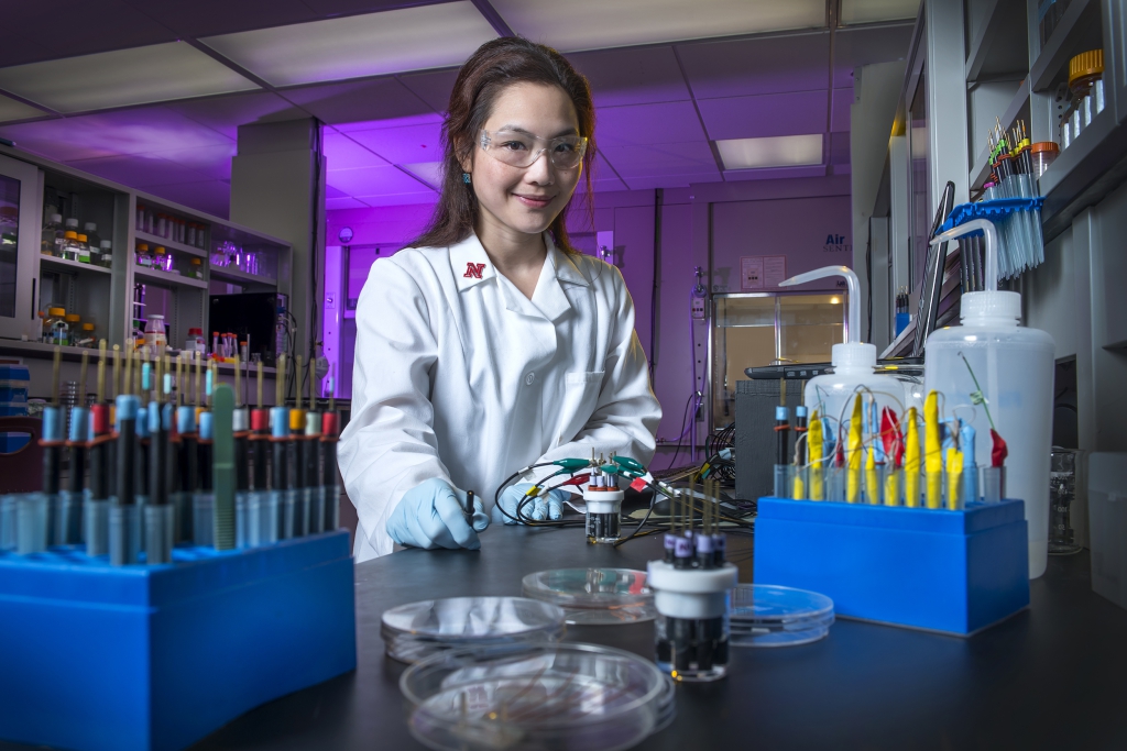 Rebecca Lai in lab