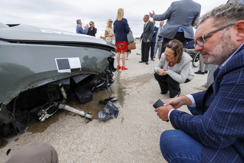 Sen. Deb Fischer inspects crash damage