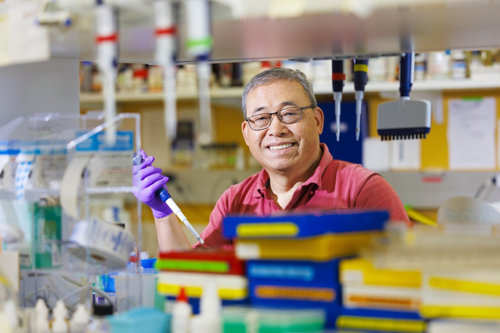 Qingsheng Li in his lab